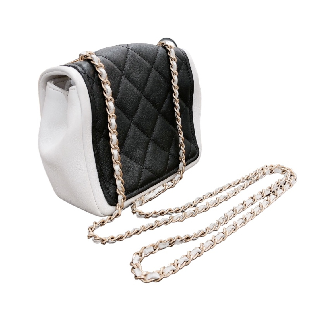 CHANEL(シャネル)の　シャネル CHANEL ミニチェーンショルダーバッグ ブラック・ホワイト　ゴールド金具 カーフ レディース ショルダーバッグ レディースのバッグ(ショルダーバッグ)の商品写真