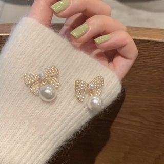 【数量限定】パールピアス リボン デザイン かわいい 学生 結婚式 韓国(ピアス)