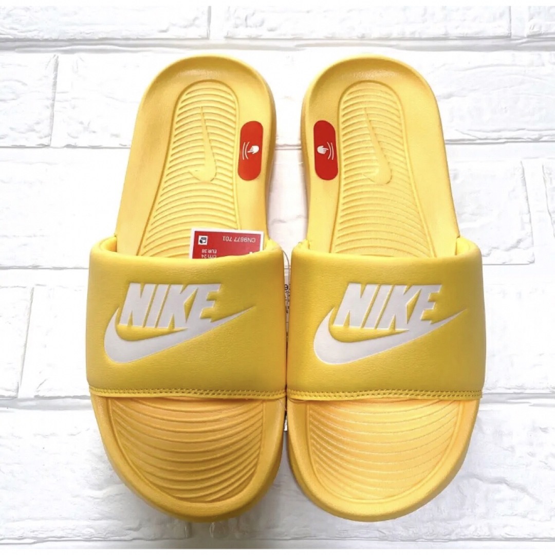 NIKE(ナイキ)のNIKE ナイキ ウィメンズ ビクトリーワンスライド 23センチ 新品 タグ付黄 レディースの靴/シューズ(サンダル)の商品写真