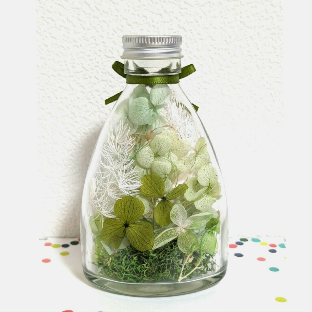 ハーバリウム     コチ瓶11   グリーン&ホワイト系    150ml ハンドメイドのフラワー/ガーデン(プリザーブドフラワー)の商品写真