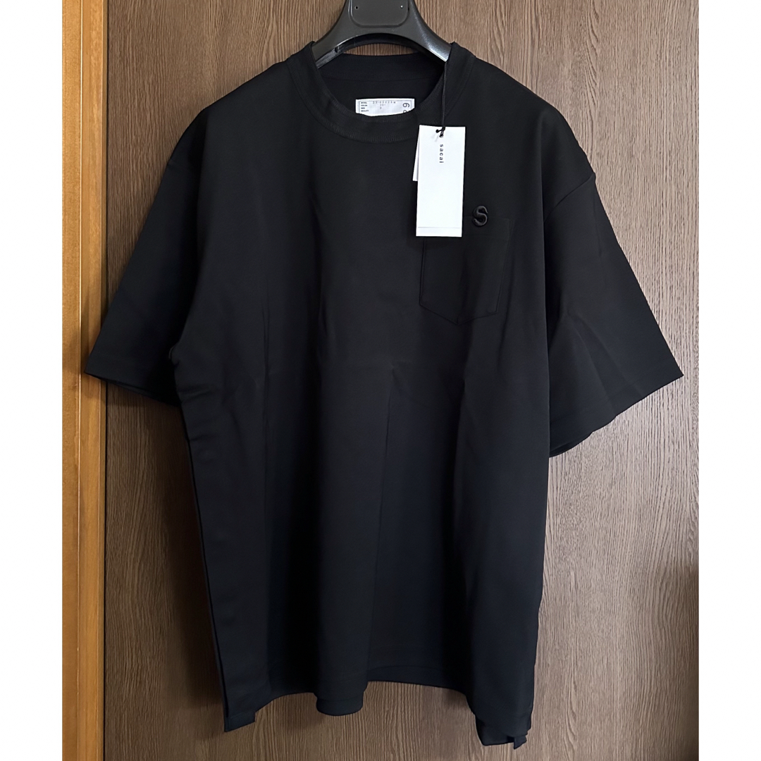 sacai(サカイ)の23AW新品3 sacai サカイ メンズ S ロゴ パッチ Tシャツ ブラック メンズのトップス(Tシャツ/カットソー(半袖/袖なし))の商品写真