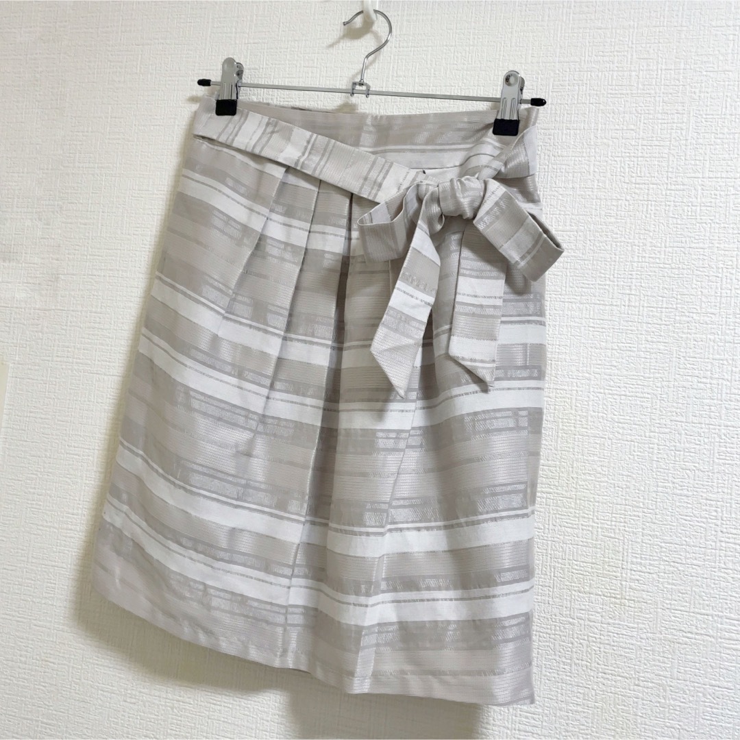 UNTITLED(アンタイトル)のアンタイトル　スカート　M   リボンベルト　上品　ひざ丈 レディースのスカート(ひざ丈スカート)の商品写真