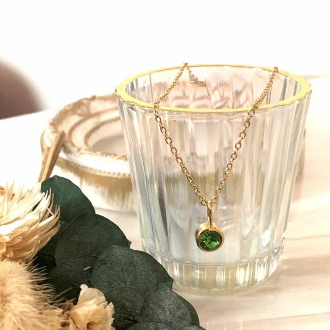 ひとつぶ～誕生石カラーのガラス～８月　１４Kメッキ　ペンダント　ネックレス　緑 レディースのアクセサリー(ピアス)の商品写真