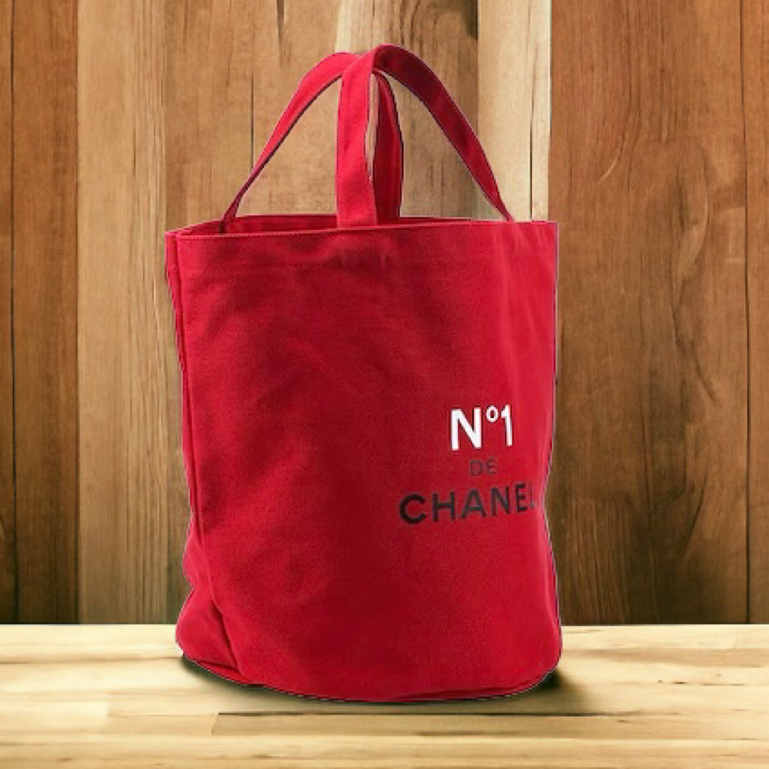 CHANEL(シャネル)のシャネルCHANELノベルティトートバッグ　赤　新品未使用品 レディースのバッグ(トートバッグ)の商品写真