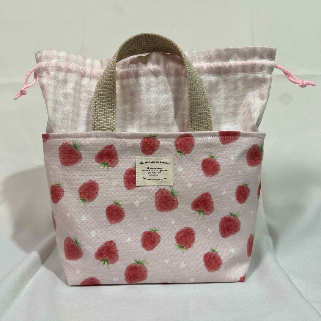 洗える保温保冷 ランチバッグ いちごピンク お弁当袋 巾着 ハンドメイド ハンドメイドのキッズ/ベビー(外出用品)の商品写真
