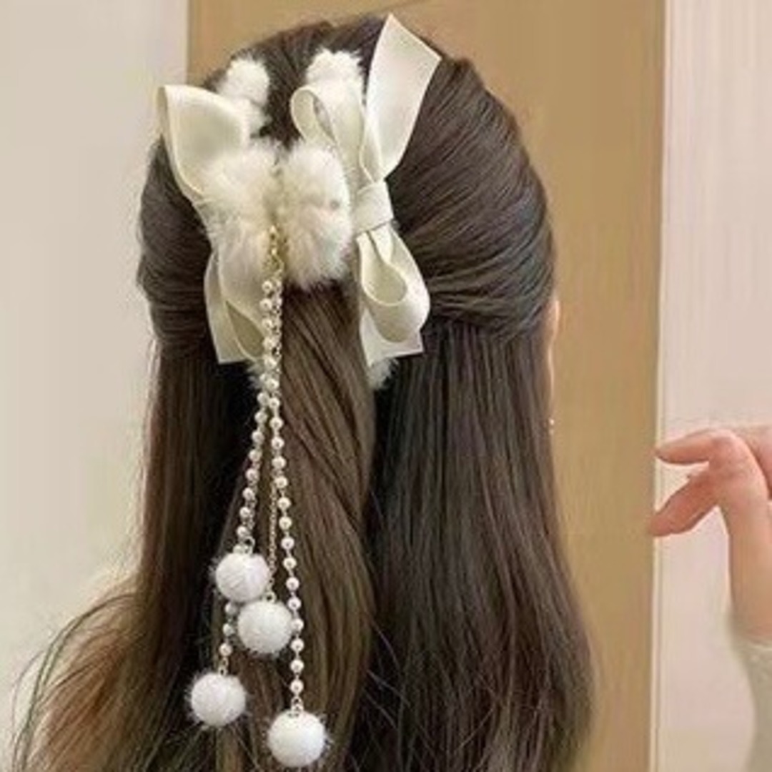 【大人気】ヘアクリップ　ふわふわ　もこもこ　パール　リボン　白　バレッタ　秋冬 レディースのヘアアクセサリー(バレッタ/ヘアクリップ)の商品写真