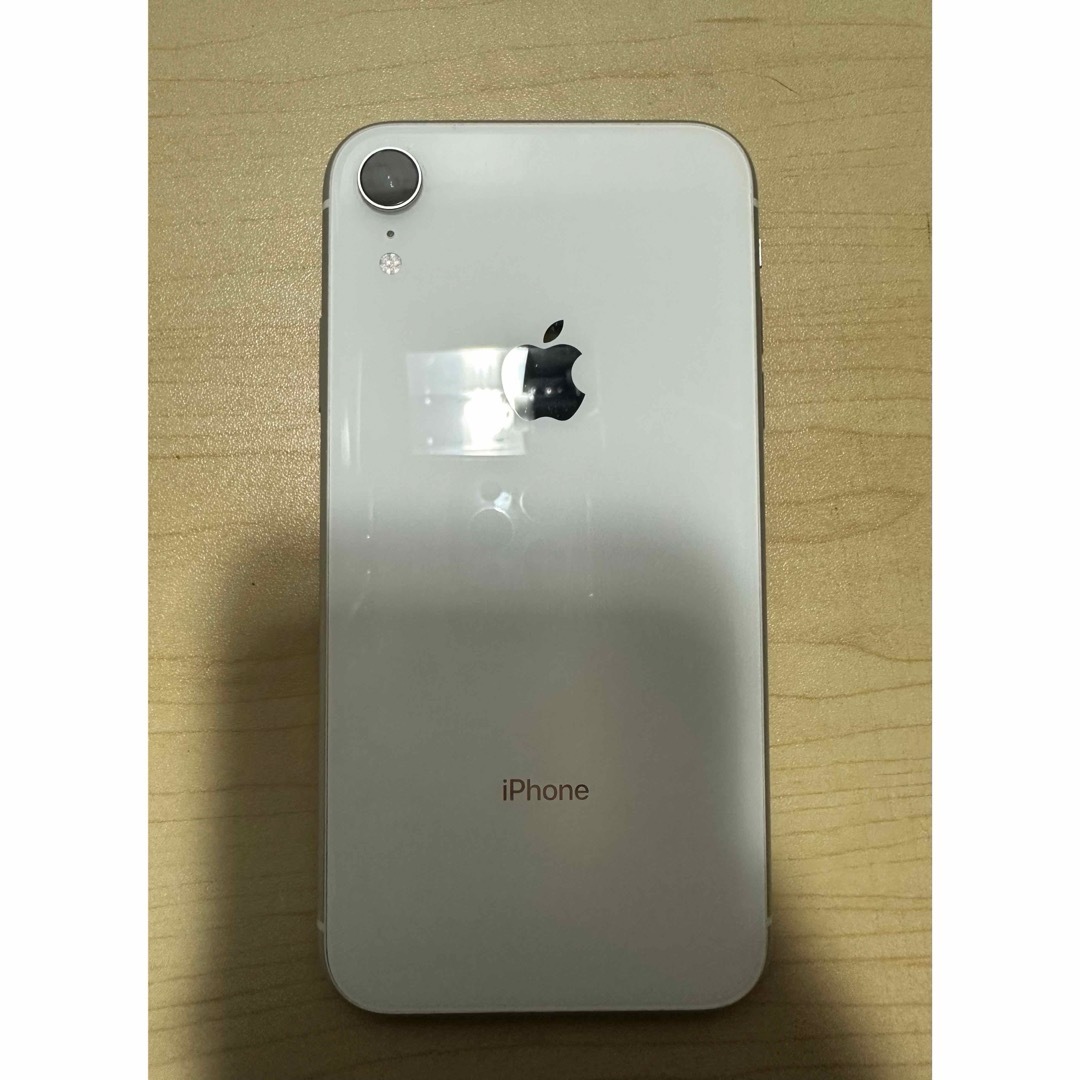 Apple(アップル)のiPhoneXR ホワイト 美品 傷割れ無し スマホ/家電/カメラのスマートフォン/携帯電話(スマートフォン本体)の商品写真