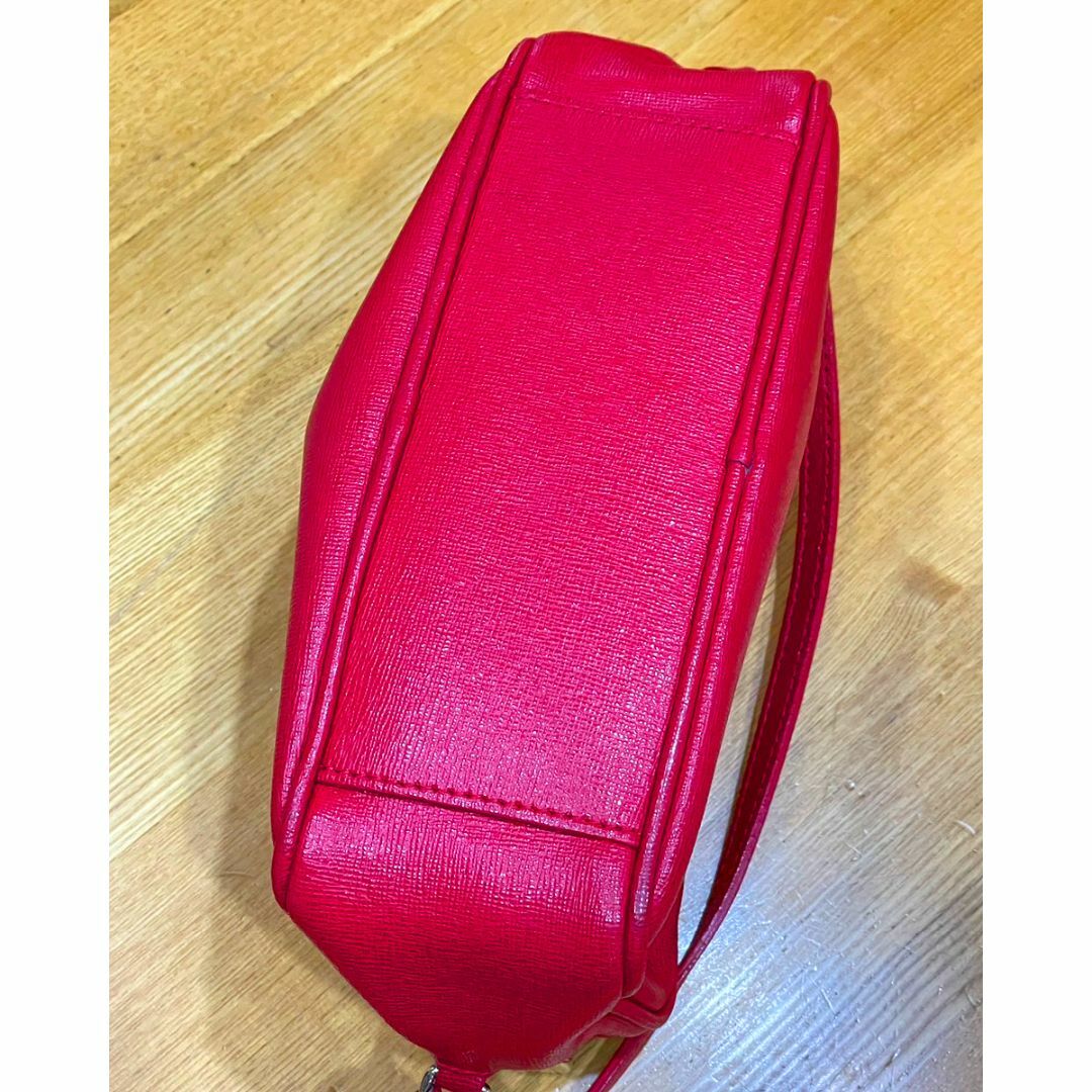 Furla(フルラ)の美ｱｸｾﾝﾄ☆ﾚｯﾄﾞ･ｼﾎﾞ本革･２層ﾐﾆｼｮﾙﾀﾞｰ♪【FURLA】送料込 レディースのバッグ(ショルダーバッグ)の商品写真