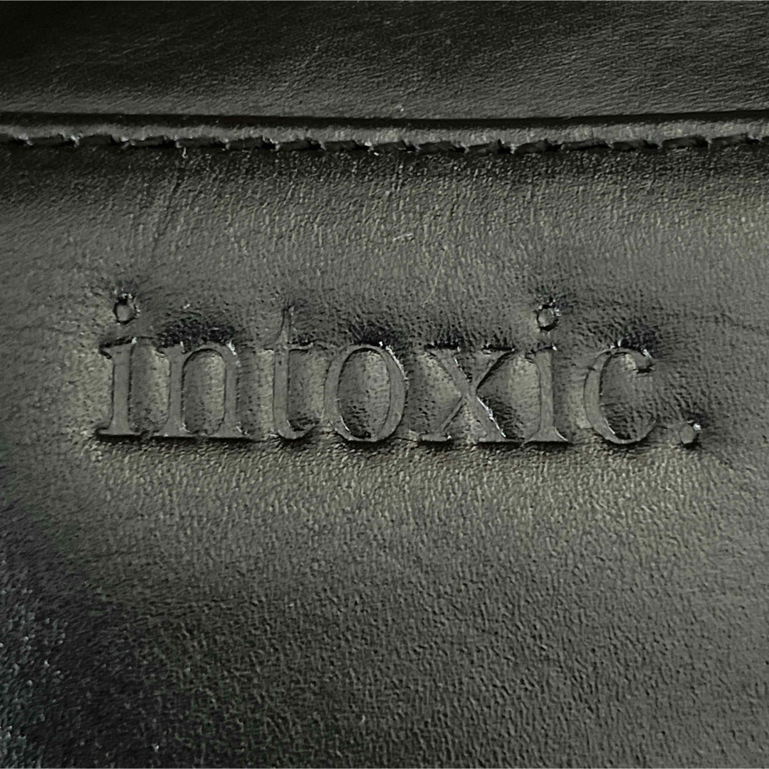intoxic.(イントキシック)のイントキシック　2way  ショルダーバッグ　ロゴ型押し　ゴールド金具　ブラック レディースのバッグ(ショルダーバッグ)の商品写真