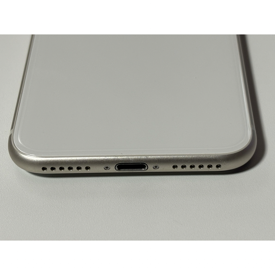 Apple(アップル)のiPhone SE3 128GB ホワイト スマホ/家電/カメラのスマートフォン/携帯電話(スマートフォン本体)の商品写真