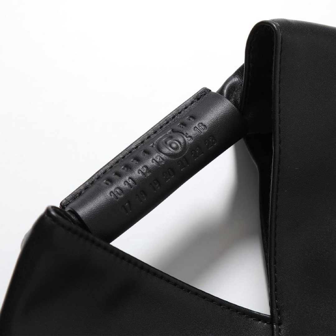 MM6(エムエムシックス)のエムエム6 MM6 メゾンマルジェラ ハンドバッグ ブラック　新品未使用 レディースのバッグ(ハンドバッグ)の商品写真