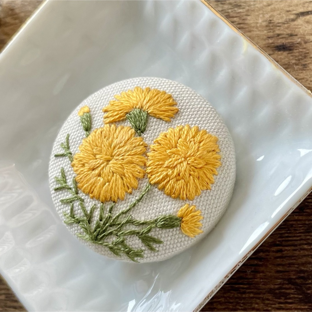 刺繍ブローチorヘアゴム✳︎マリーゴールド ハンドメイドのアクセサリー(コサージュ/ブローチ)の商品写真