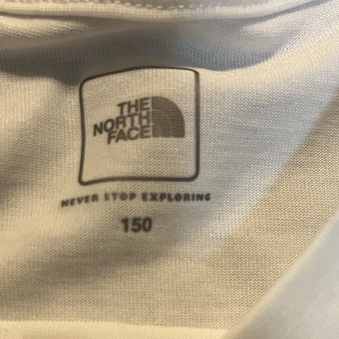 THE NORTH FACE(ザノースフェイス)のTHE NORTH FACE 150cm Tシャツ ホワイト×オレンジ キッズ/ベビー/マタニティのキッズ服男の子用(90cm~)(Tシャツ/カットソー)の商品写真