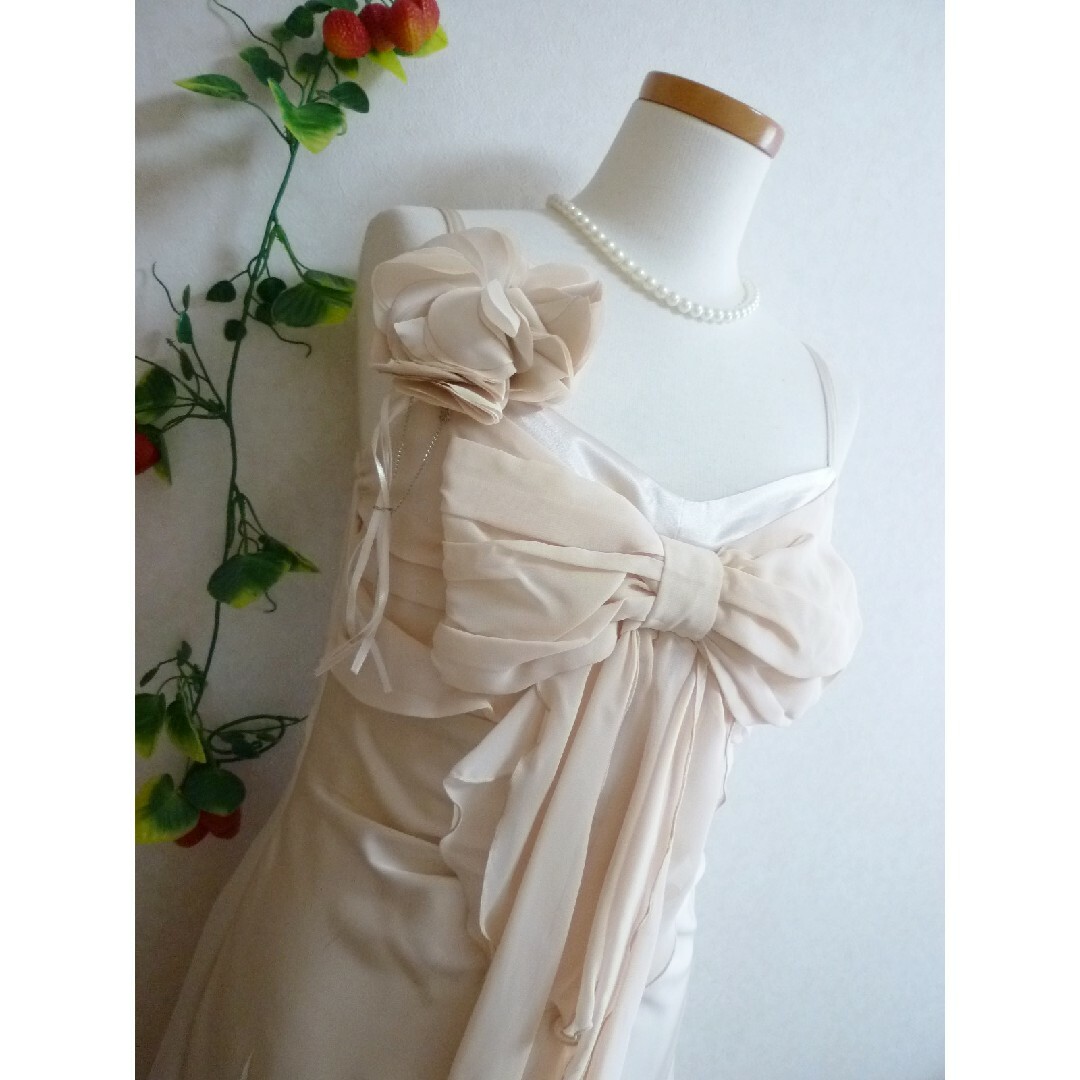 リボンドレス☆コサージュ付き《ベージュ/9M》 結婚式・二次会 レディースのフォーマル/ドレス(ミディアムドレス)の商品写真