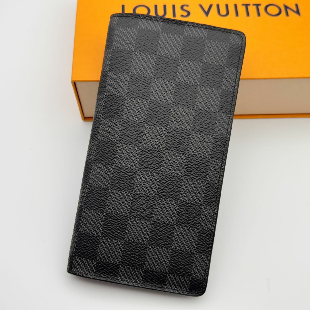 LOUIS VUITTON(ルイヴィトン)の【極美品】ルイヴィトン　ダミエグラフィット　ポルトフォイユブラザ 　メンズ メンズのファッション小物(長財布)の商品写真