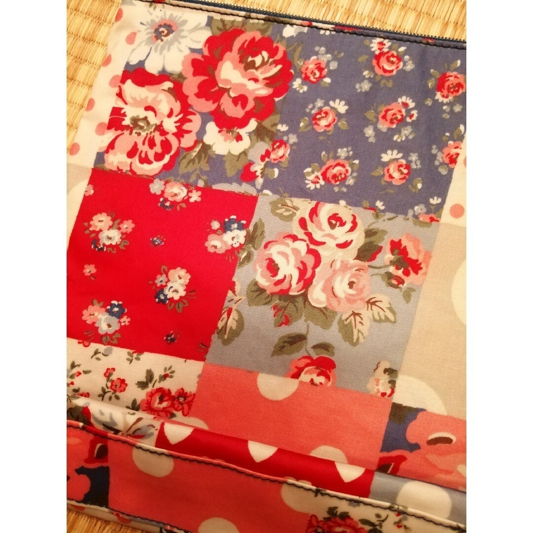 Cath Kidston(キャスキッドソン)の未使用 Cath Kidston　キャスキッドソン　ポーチ　大　水玉花柄 レディースのファッション小物(ポーチ)の商品写真