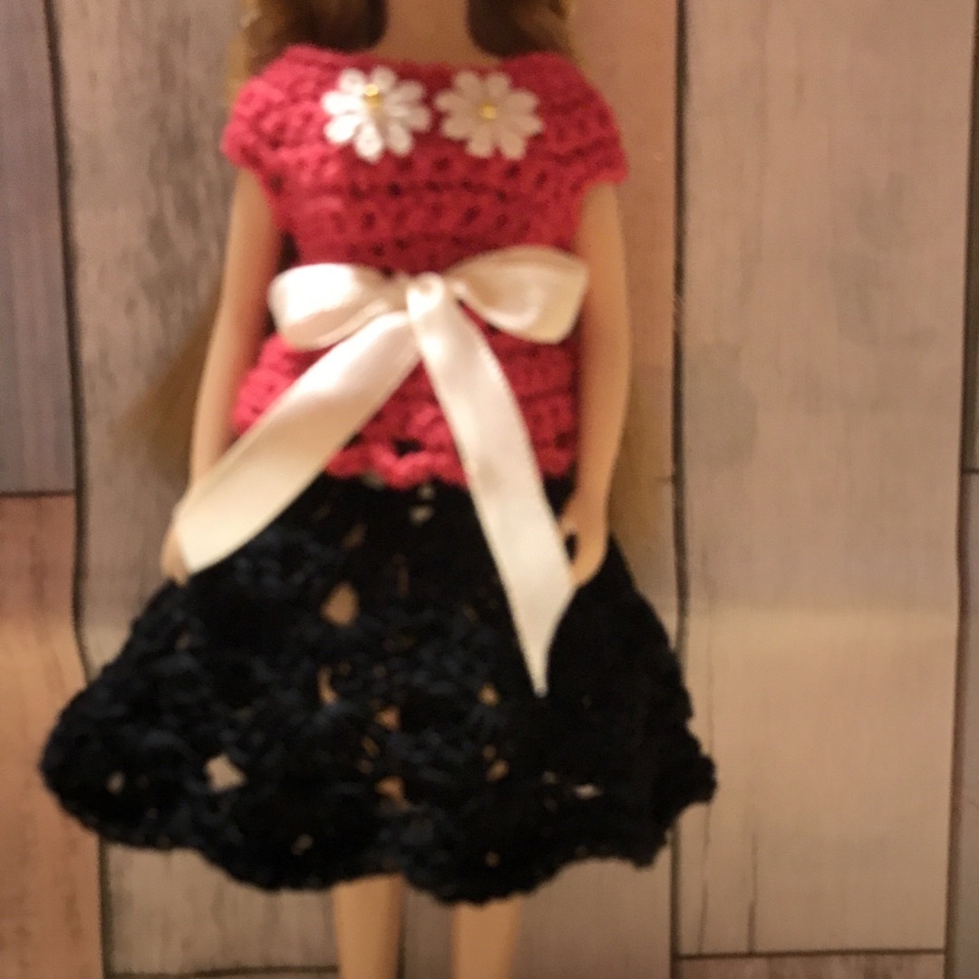 リカちゃん服　ドール服　ハンドメイドトップススカート手編み　22cmドール ハンドメイドのぬいぐるみ/人形(人形)の商品写真