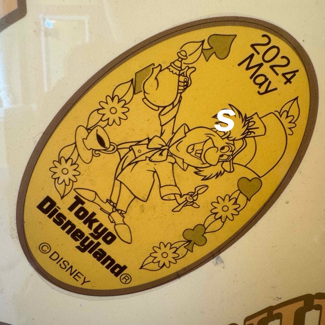 Disney(ディズニー)のディズニー マンスリーメダル マッドハッター 5月 アリス エンタメ/ホビーのおもちゃ/ぬいぐるみ(キャラクターグッズ)の商品写真