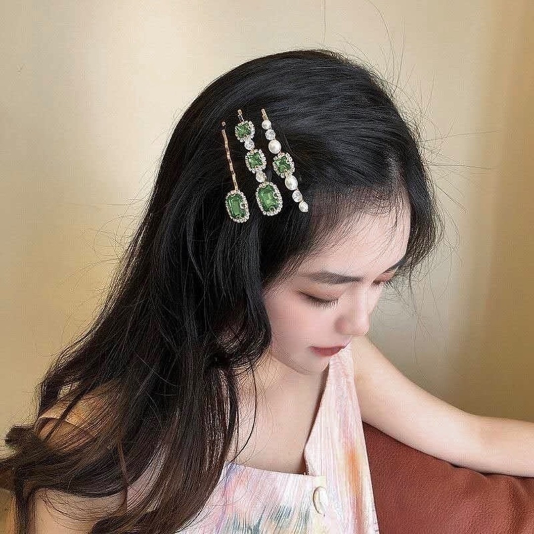 【新作】ヘアピン　緑　キラキラ　パール　ゴールド　ヘアクリップ　韓国 レディースのヘアアクセサリー(ヘアピン)の商品写真