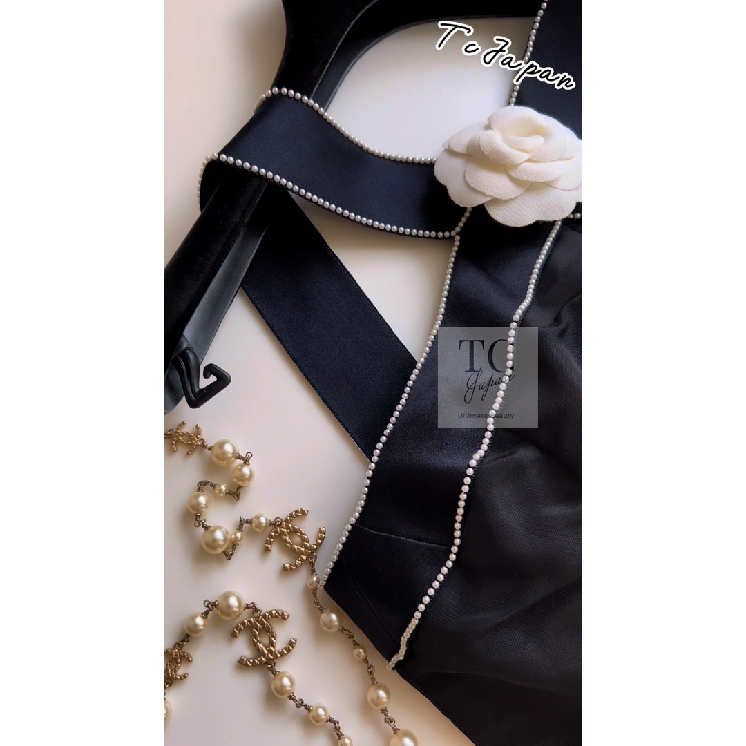 CHANEL(シャネル)のシャネル ワンピース CHANEL ブラック パール トリム シルク ドレス 超美品 34 レディースのワンピース(ひざ丈ワンピース)の商品写真