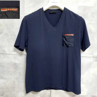 プラダ(PRADA)の美品 XL プラダ ラバータグ VネックTシャツ 紺 胸元ポケット ワンポイント(Tシャツ/カットソー(半袖/袖なし))