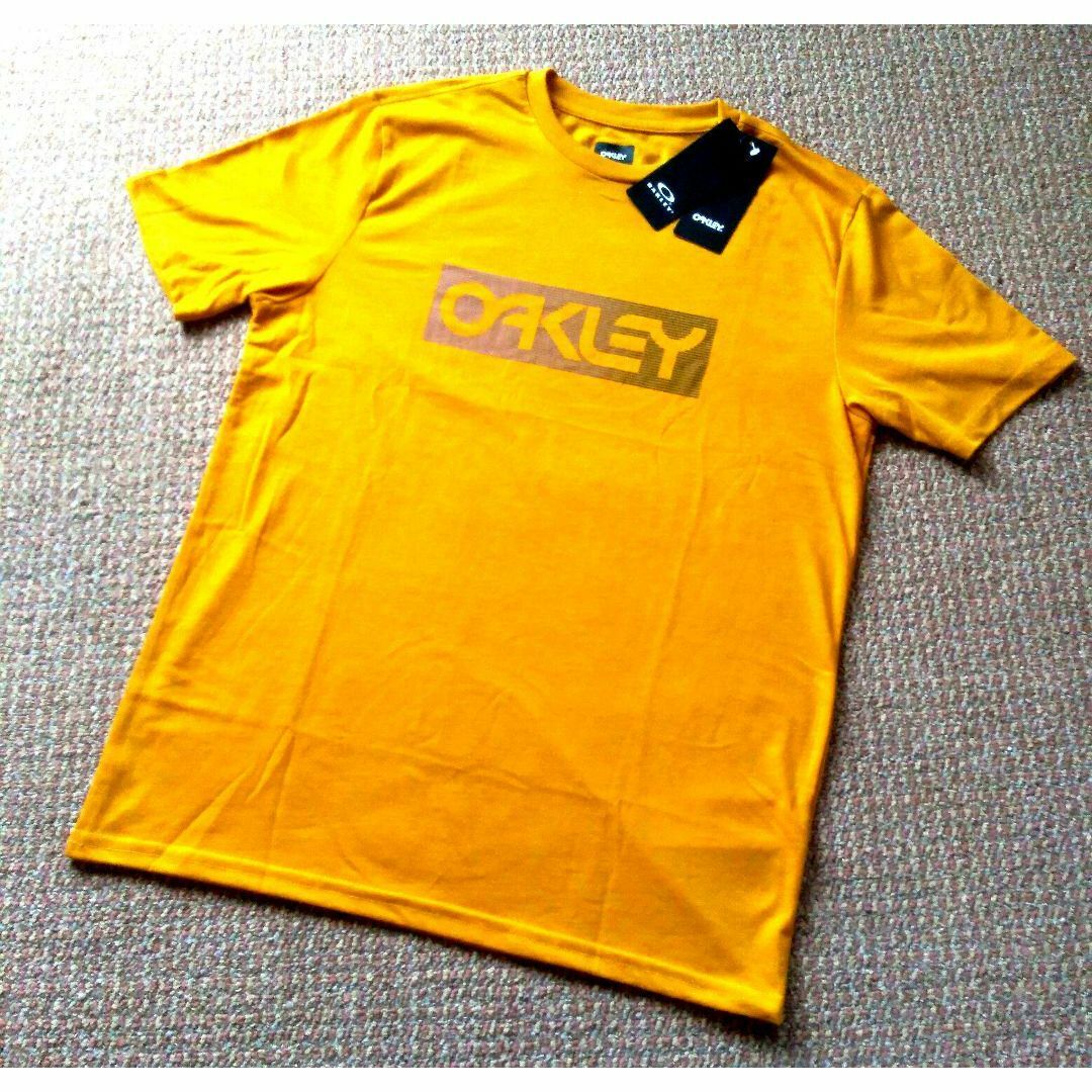 Oakley(オークリー)の【新品/送料込】S★アメリカ購入Oakley/オークリー YE 胸ロゴTシャツ★ メンズのトップス(Tシャツ/カットソー(半袖/袖なし))の商品写真
