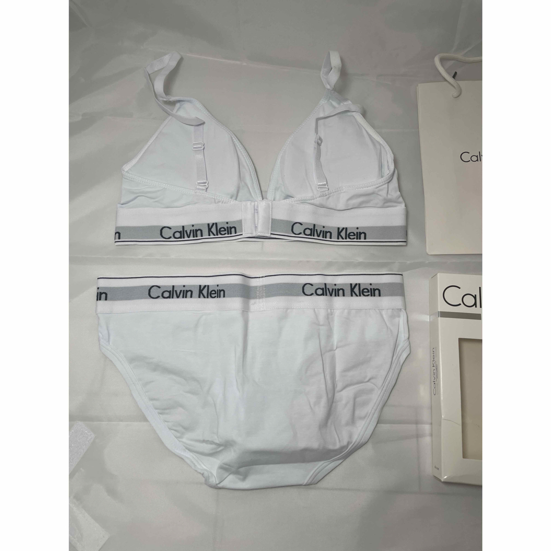 Calvin Klein(カルバンクライン)のCalvin Klein  トライアングルブラ & ショーツセット　白/M レディースの下着/アンダーウェア(ブラ&ショーツセット)の商品写真