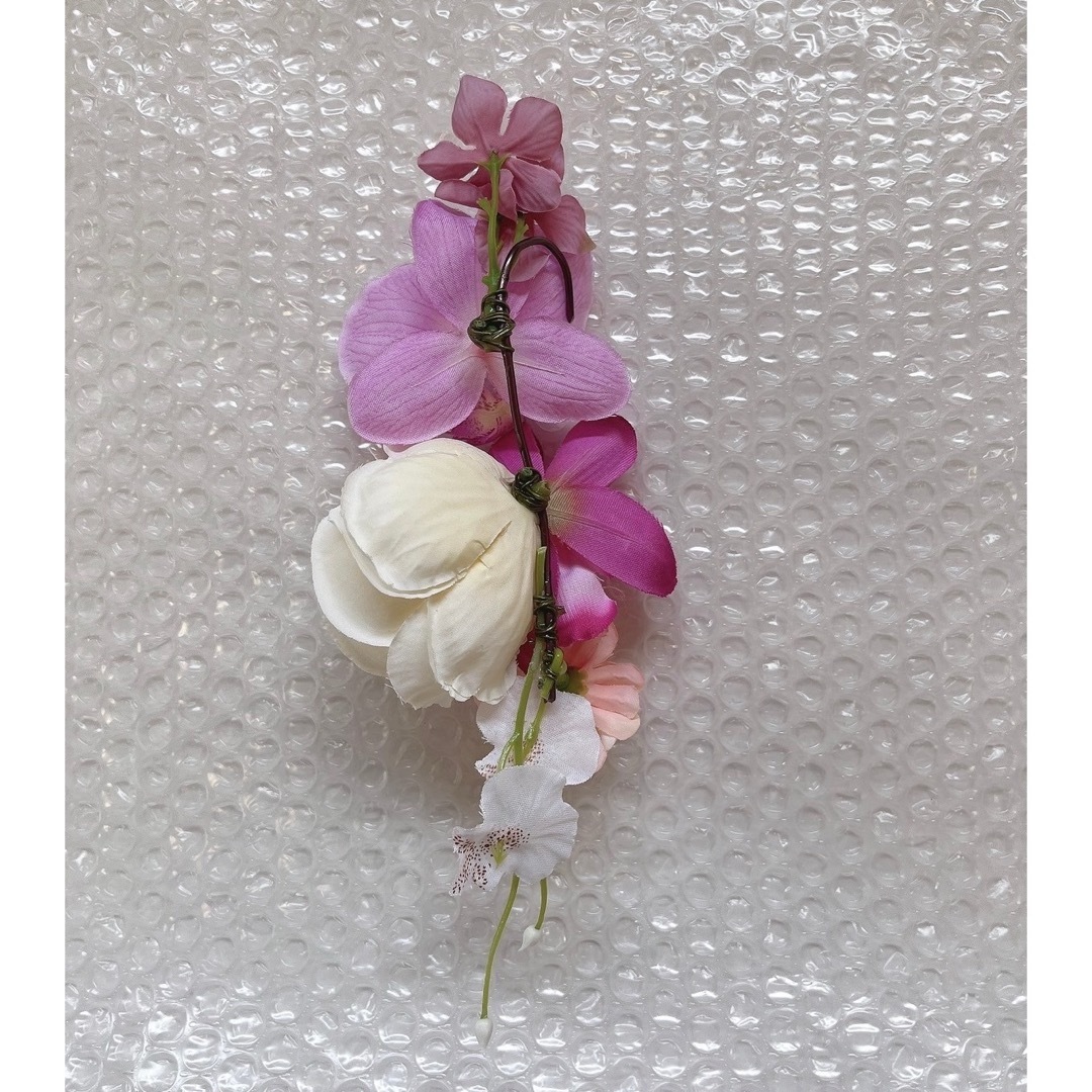 【新品】フラワーイヤーカフ　ウェディング　高級造花 レディースのアクセサリー(イヤーカフ)の商品写真
