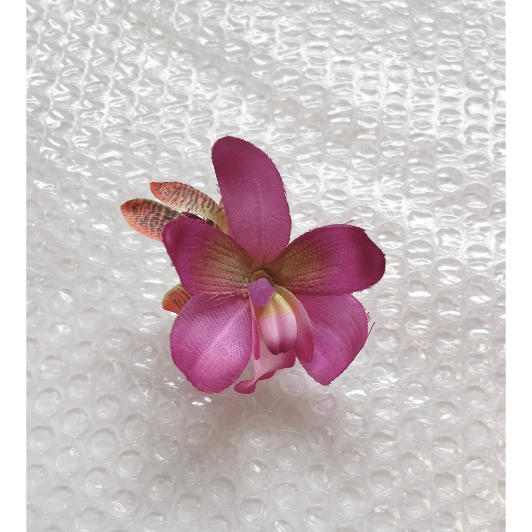 【新品】フラワーイヤーカフ　ウェディング　高級造花 レディースのアクセサリー(イヤーカフ)の商品写真