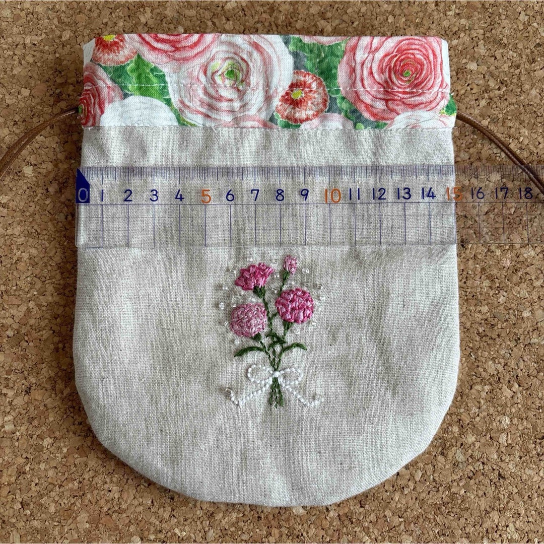 カーネーション　花刺繍入　ミニ巾着ポーチ　ハンドメイド ハンドメイドのファッション小物(ポーチ)の商品写真