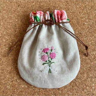 カーネーション　花刺繍入　ミニ巾着ポーチ　ハンドメイド(ポーチ)