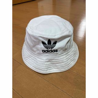 アディダス(adidas)のadidasバスケットハット(メンズ 大きめ)(キャップ)