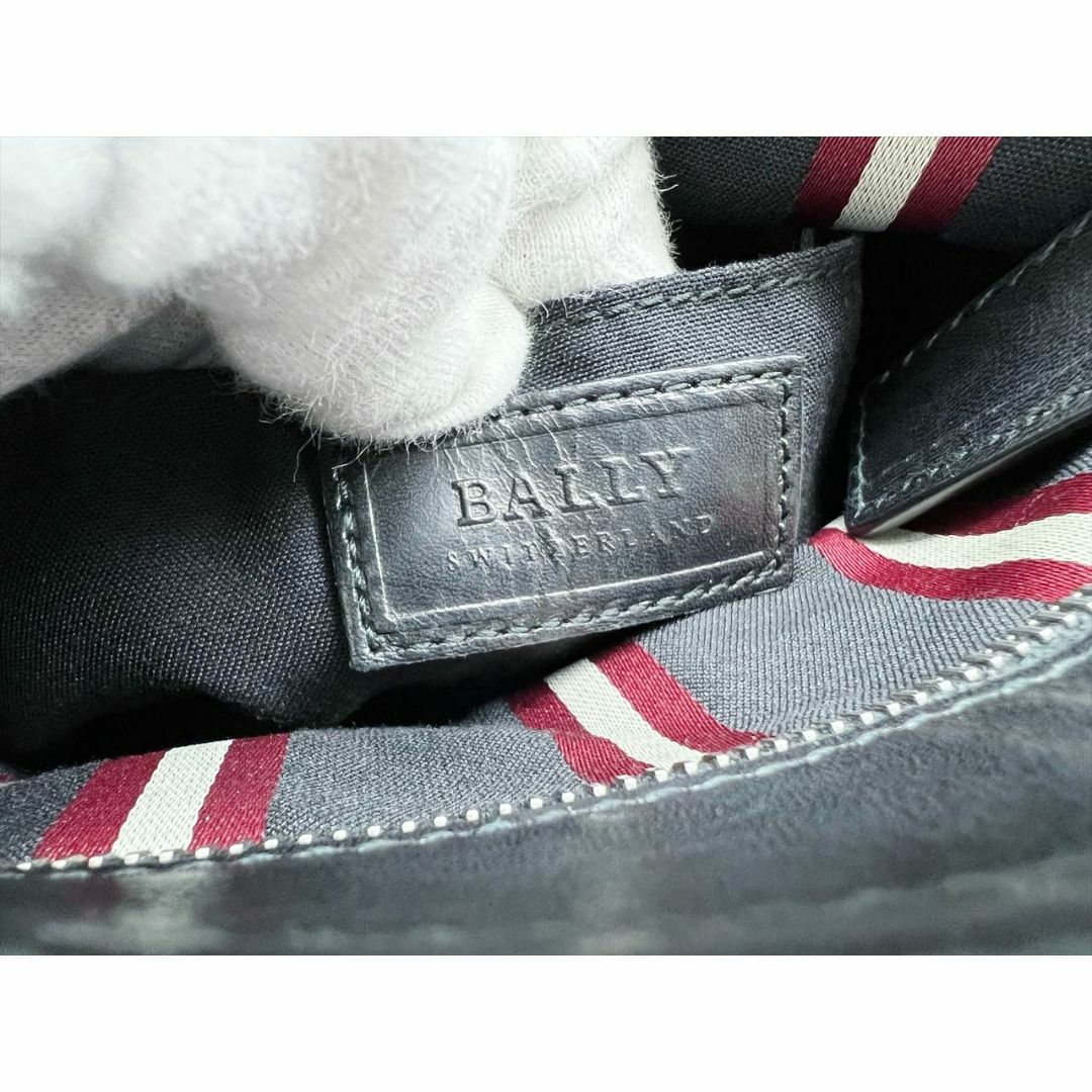 Bally(バリー)の美品　BALLY　バリー　ストライプ　フラット　ショルダーバッグ　黒　白　レザー メンズのバッグ(ショルダーバッグ)の商品写真