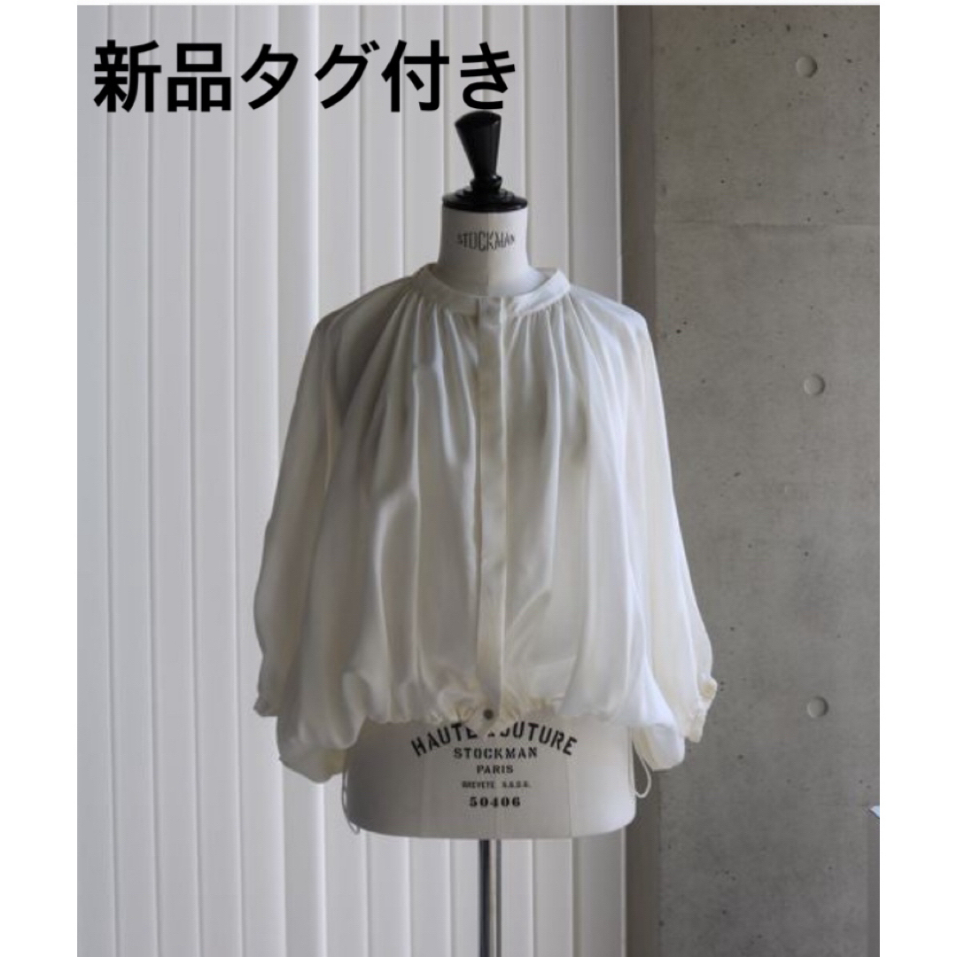 新品タグ付き　Maison de Rメゾンドアール　シアーギャザーブルゾン　白 レディースのトップス(シャツ/ブラウス(半袖/袖なし))の商品写真