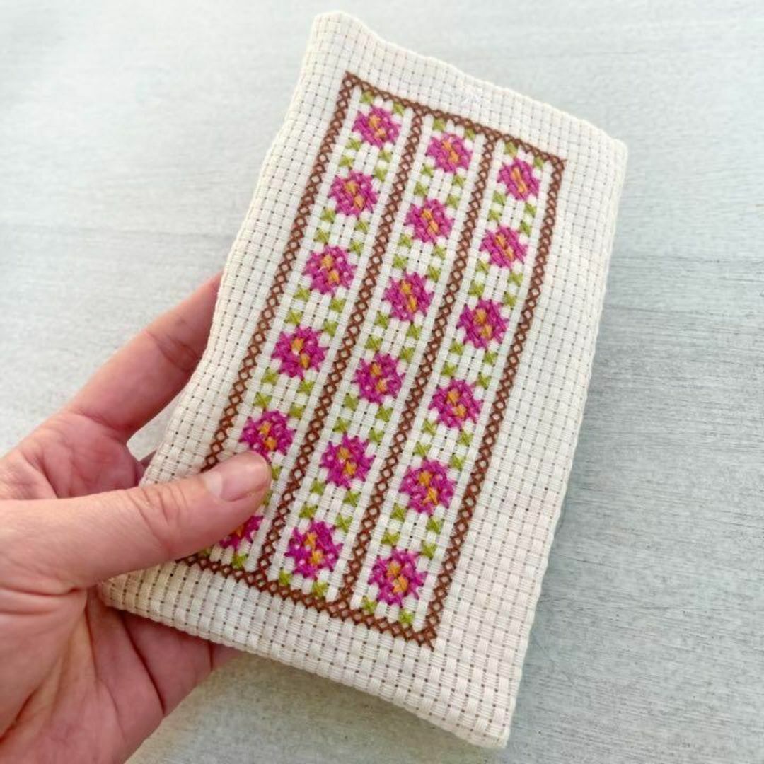 ハンドメイド手縫い刺繍小花柄ポーチ　眼鏡ケース　ペンケース ハンドメイドのファッション小物(財布)の商品写真