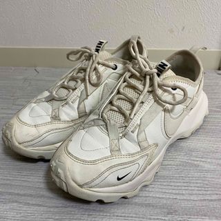 ナイキ(NIKE)のNIKE  TC7900  スニーカー　24.5 白　オフホワイト(スニーカー)