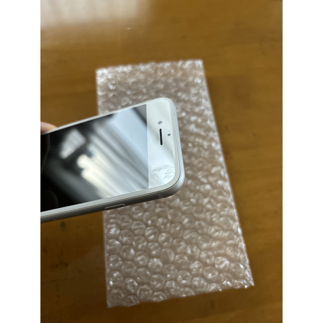 iPhone(アイフォーン)のiPhone8 64GB ホワイト　白　スマートフォン　Apple スマホ/家電/カメラのスマートフォン/携帯電話(スマートフォン本体)の商品写真