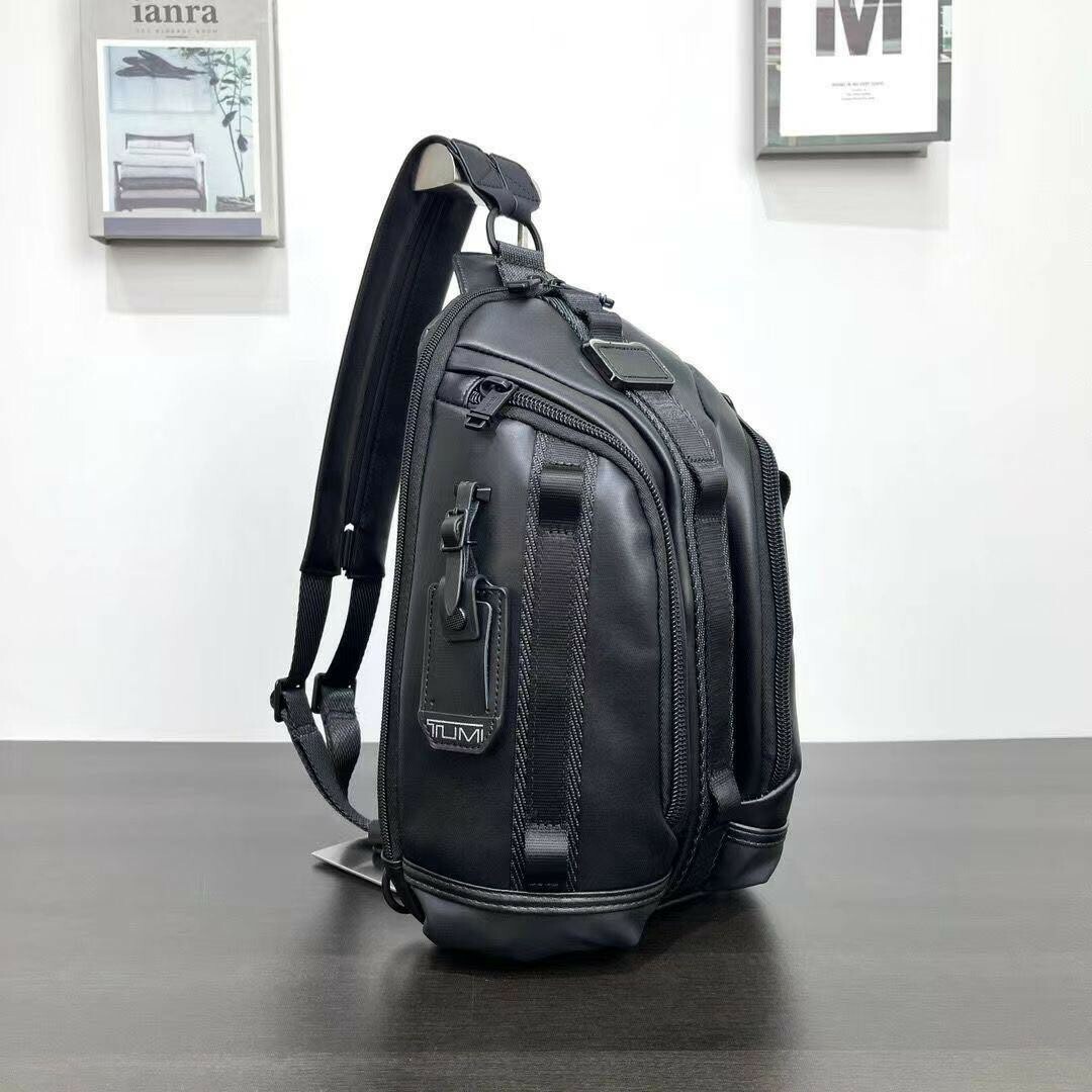 TUMI(トゥミ)のTUMI 932743トゥミ ナイト スリング ボディバッグ ブラック レザー メンズのバッグ(バッグパック/リュック)の商品写真