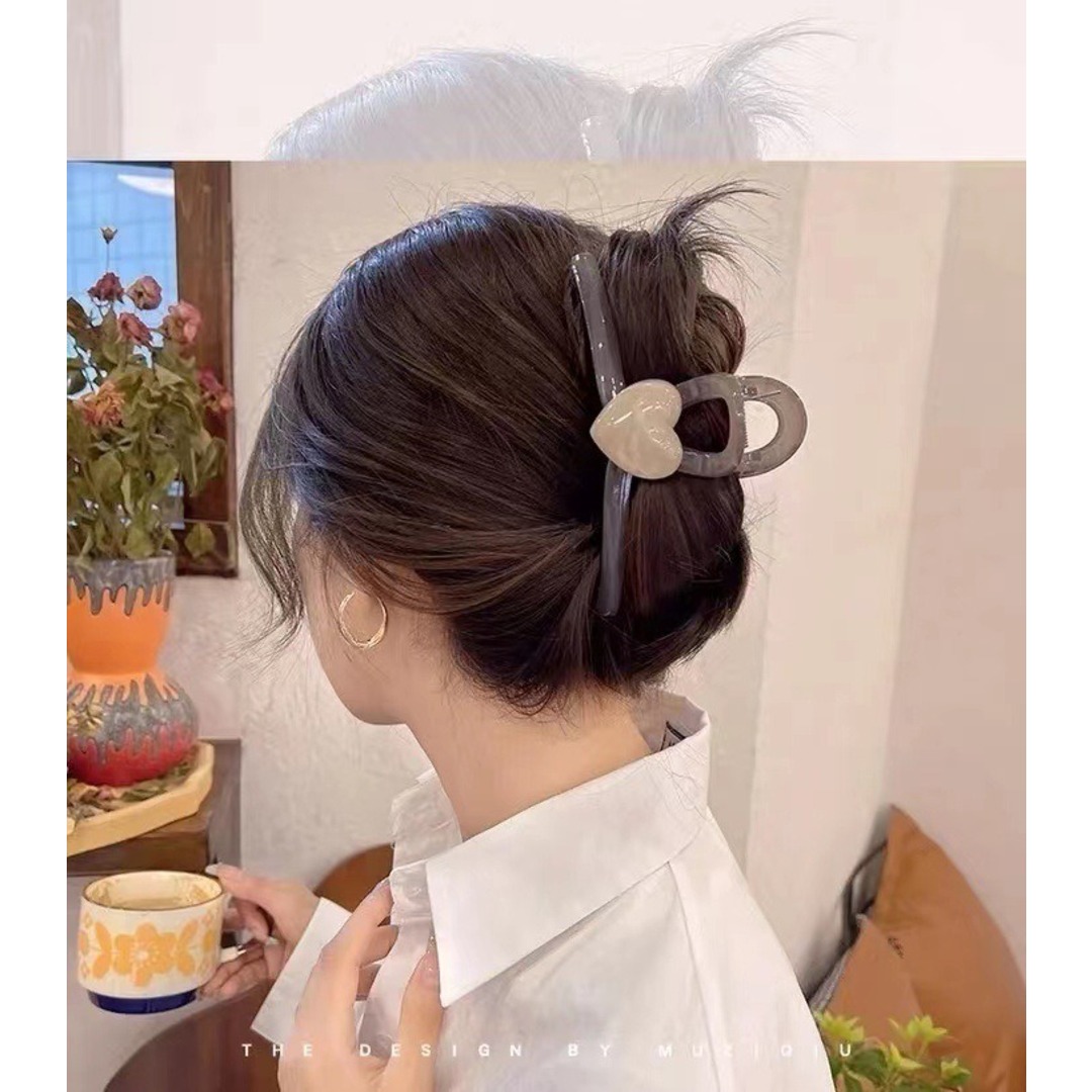 【人気】ヘアクリップ　ハート　大きめ　バレッタ　髪留め　ヘアアクセ　グレー レディースのヘアアクセサリー(バレッタ/ヘアクリップ)の商品写真