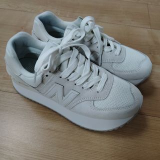 ニューバランス(New Balance)の美品 ニューバランス ホワイト 厚底24.5cm(スニーカー)