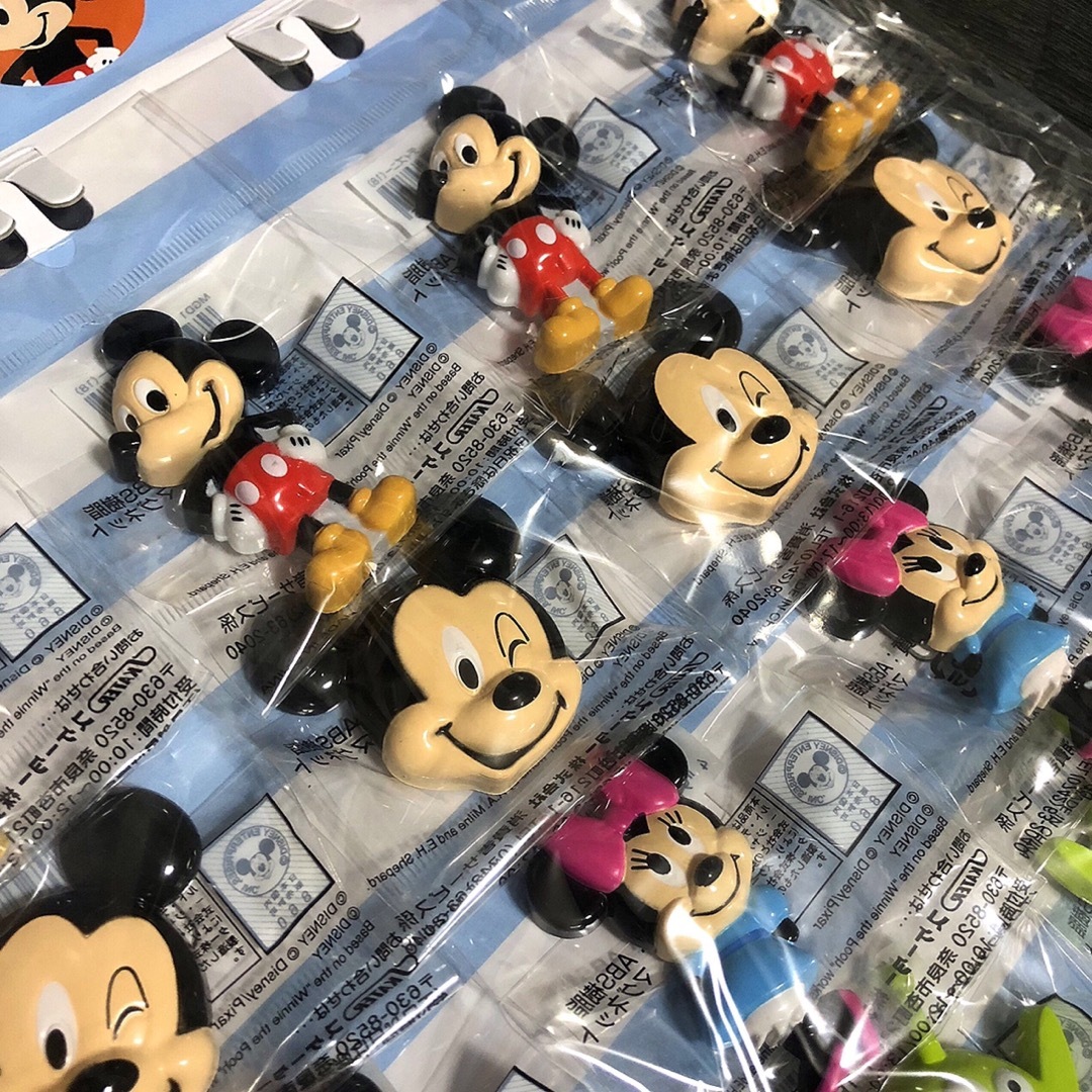 Disney(ディズニー)のディズニー【新品】Disney ダイカット 樹脂マグネット 磁石 24個  エンタメ/ホビーのおもちゃ/ぬいぐるみ(キャラクターグッズ)の商品写真