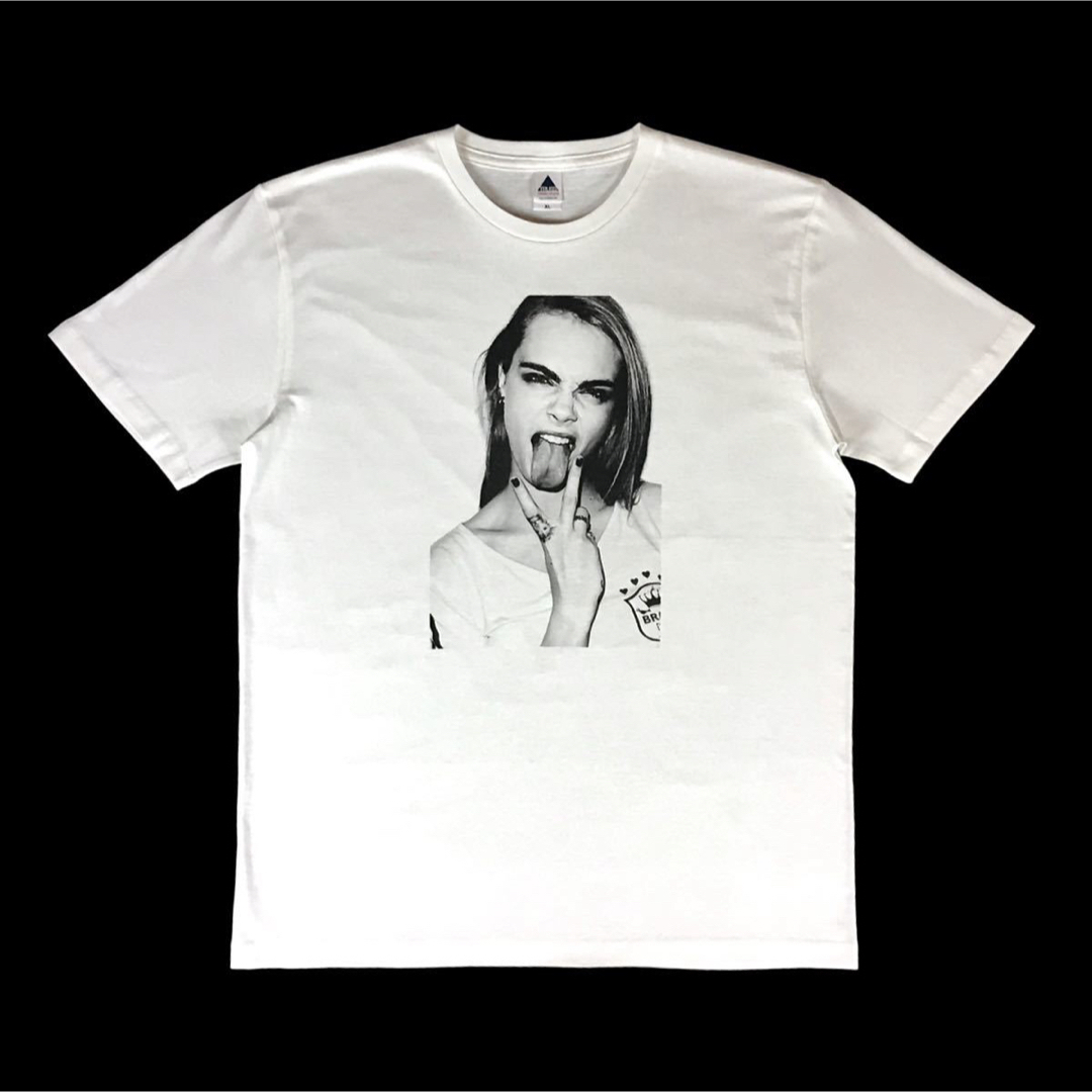 新品 カーラデルヴィーニュ カリスマ セレブモデル ベロ出し ピース Tシャツ メンズのトップス(Tシャツ/カットソー(半袖/袖なし))の商品写真