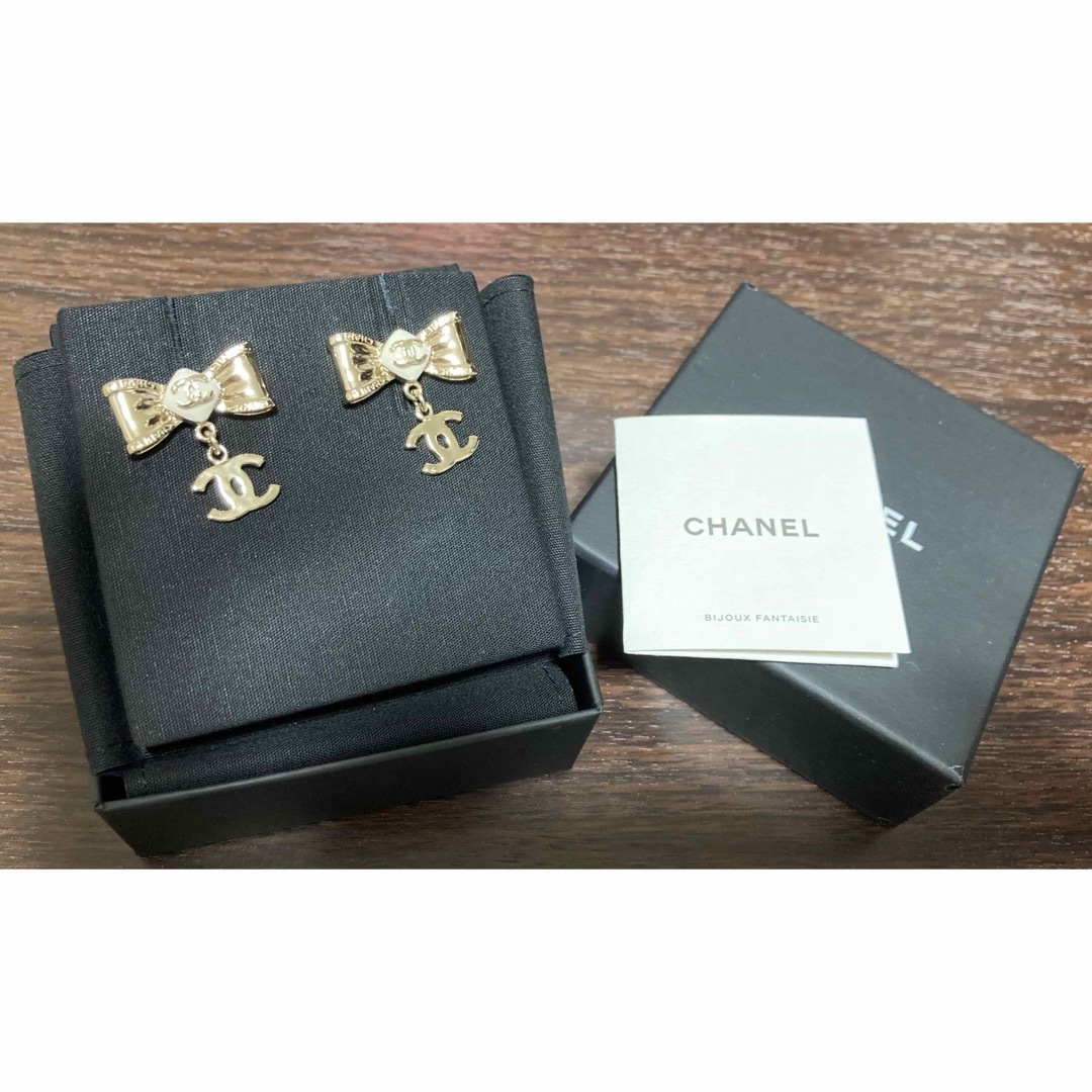 CHANEL(シャネル)の正規品 CHANEL シャネル リボン ピアス ccマーク ゴールド ホワイト レディースのアクセサリー(ピアス)の商品写真