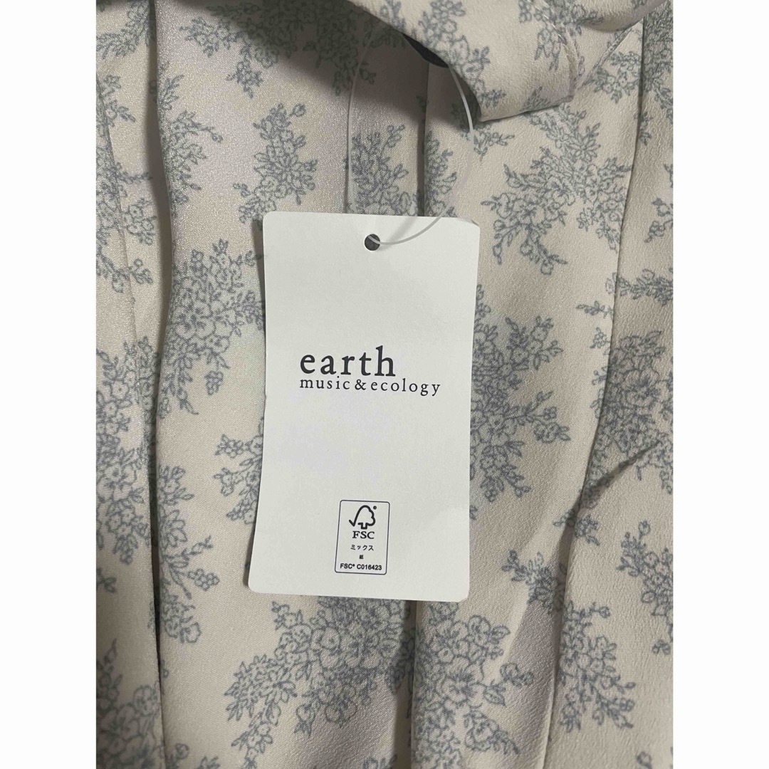 earth music & ecology(アースミュージックアンドエコロジー)の【新品】earth music & ecology ロングワンピース　花柄 レディースのワンピース(ロングワンピース/マキシワンピース)の商品写真