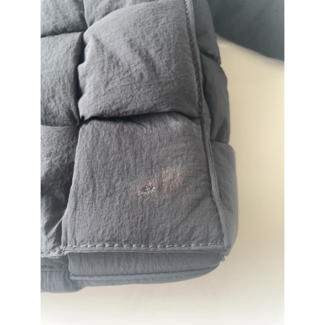 Bottega Veneta(ボッテガヴェネタ)の【訳あり】マキシ パデッド テック カセット ブラック メンズのバッグ(ショルダーバッグ)の商品写真