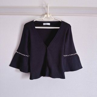 セシルマクビー(CECIL McBEE)の【美品】セシルマクビー パール付きフレア袖カーディガン(ネイビー)(カーディガン)