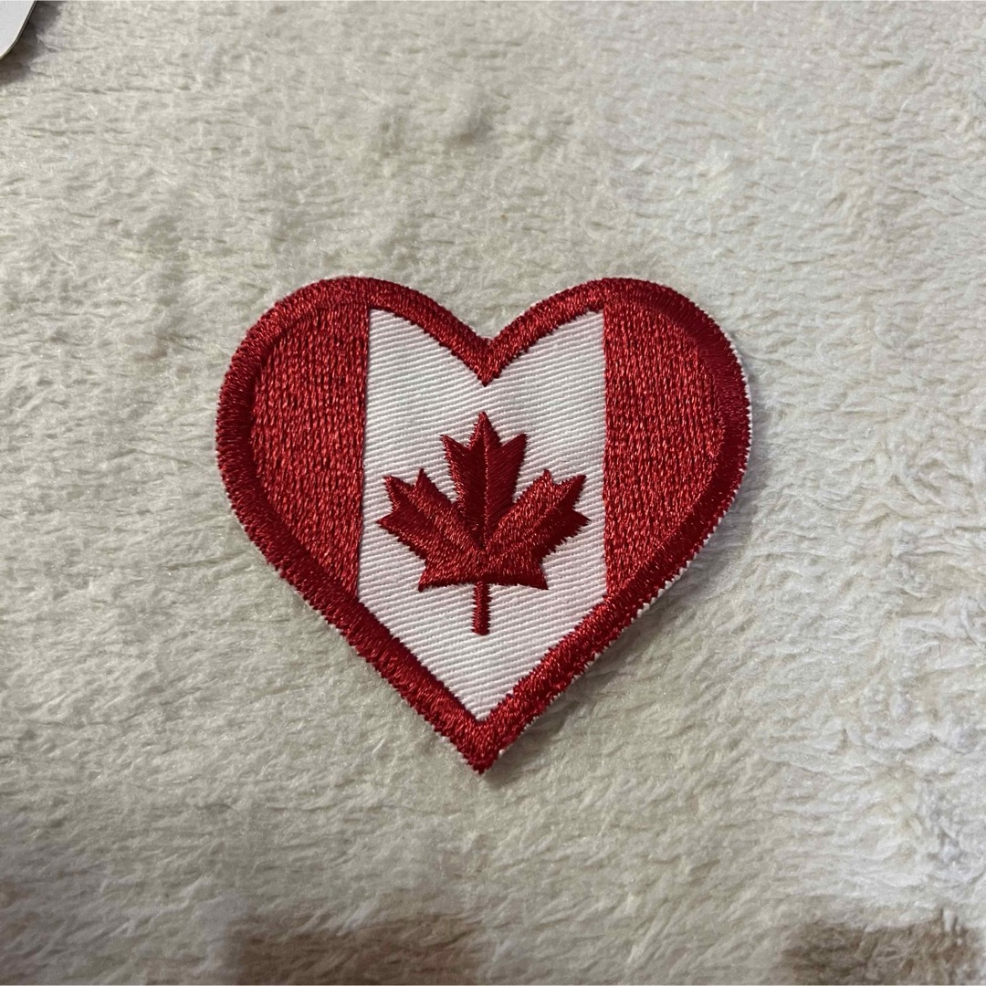 未使用　カナダ　ハート型　ワッペン　アイロン　国旗　旗 ハンドメイドの素材/材料(その他)の商品写真