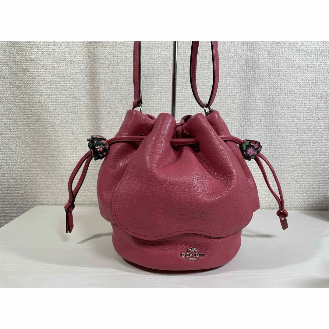 COACH(コーチ)のCOACH コーチ 巾着 ショルダーバッグ 花びら レッド 赤 レディースのバッグ(ショルダーバッグ)の商品写真