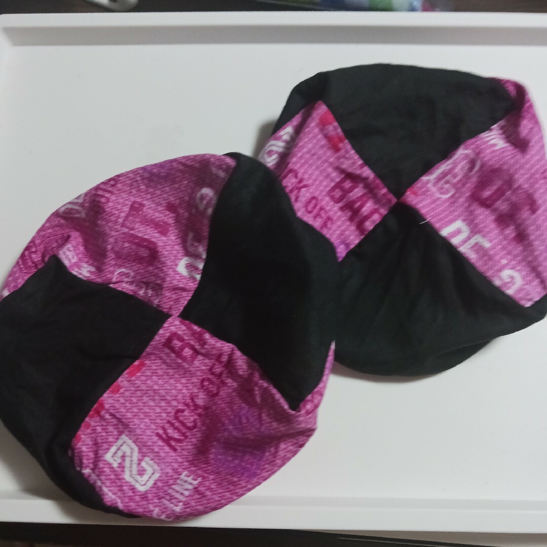 バスティンお手玉2コセット　黒×ピンク英字　ハンドメイド ハンドメイドのキッズ/ベビー(おもちゃ/雑貨)の商品写真