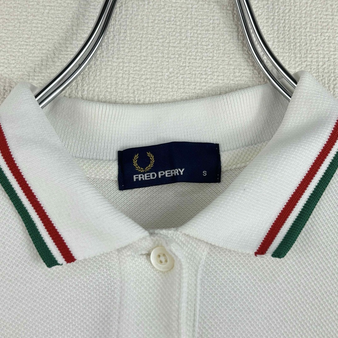 FRED PERRY(フレッドペリー)のフレッドペリー　ポロシャツ　半袖　白赤緑　S 古着 メンズのトップス(ポロシャツ)の商品写真